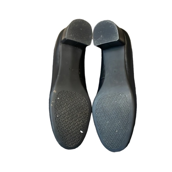 EUC Tory Burch Chelsea black leather heels with gold logo buckle, size 6 - Picture 9 of 9